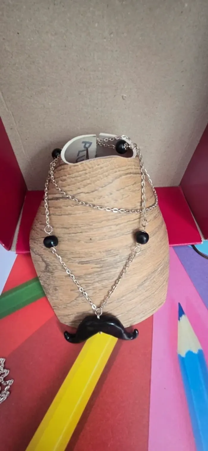Collier sautoir moustache noir fimo - photo numéro 3