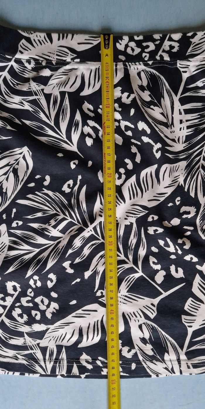 Jupe à fleurs bleu marine Taille 38/40 - photo numéro 7