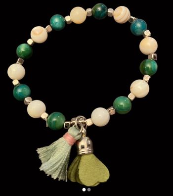 Bracelet élastique breloques et perles vertes