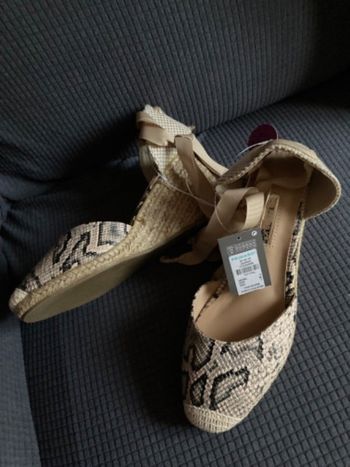 Sandales compensées beiges motif python P38 Primark neuves