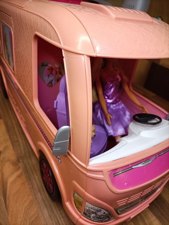 Camping car barbie dreamcampeur XXL avec électroménager, piscine, 1 barbie, 1 chien et nombreux accessoires - photo numéro 10