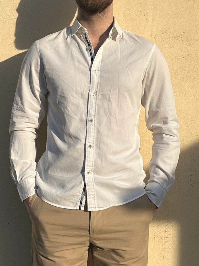 Chemise blanche avec touche de bleu jeans - photo numéro 2