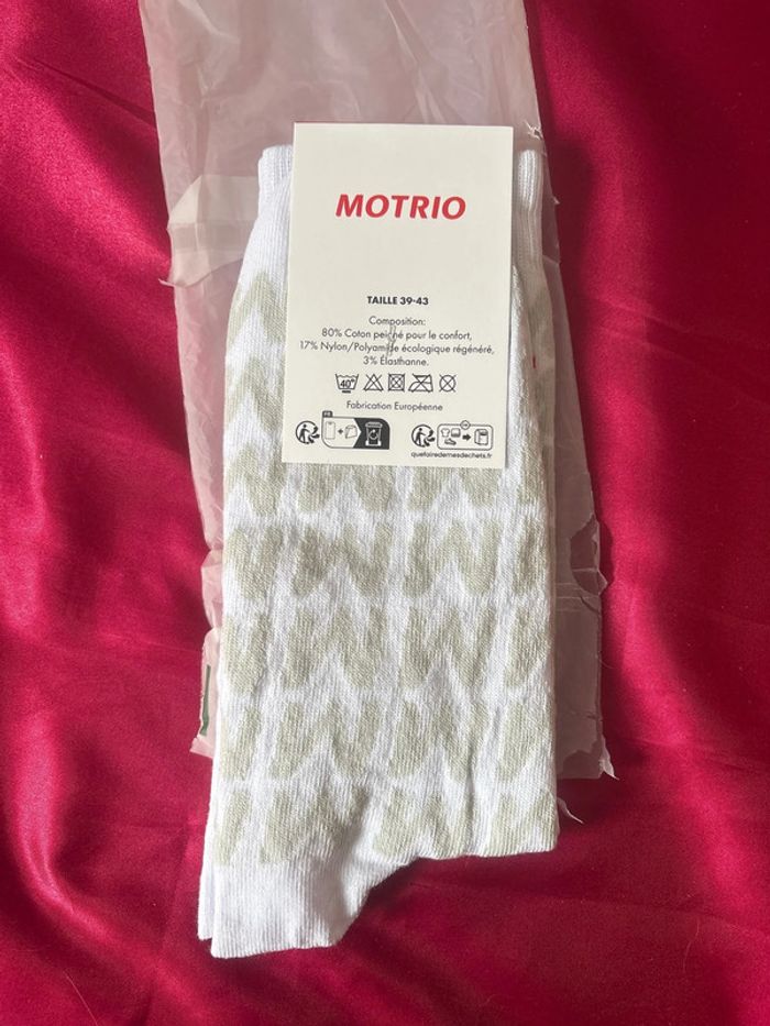 Paire de chaussettes neuves - photo numéro 2