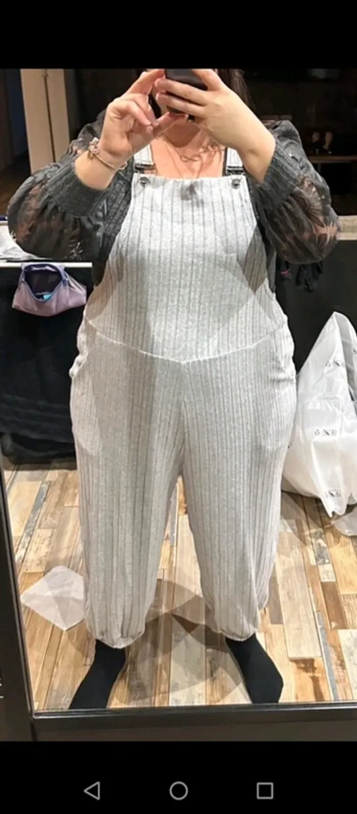 Salopette grise.
 Jamais mise car j'aime pas. 
Tissu agréable et tout doux. 
 Taille 44