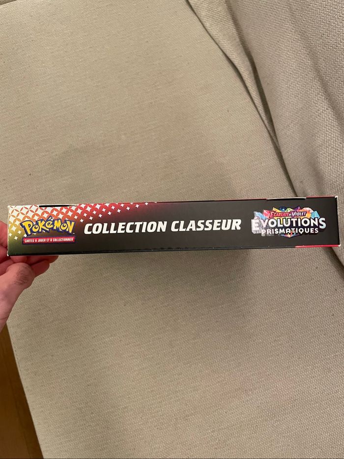 Coffret Collection Classeur Pokémon Évolutions Prismatiques EV8.5 Neuf FR Scellé - photo numéro 6