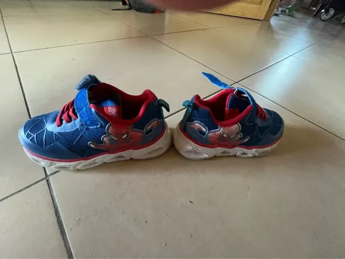 Chaussure à lumière Spiderman taille 27 - photo numéro 3