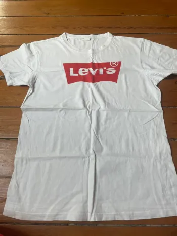 T-shirt blanc et rouge