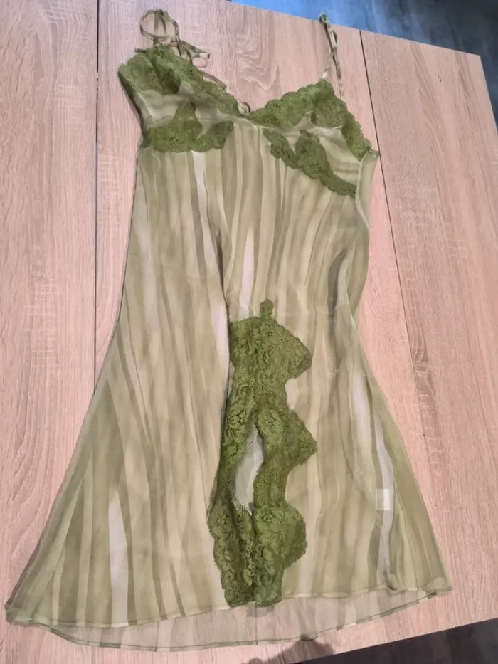 Nuisette verte avec broderies