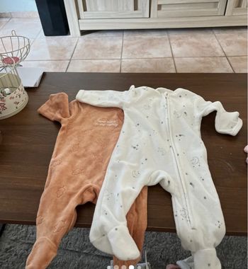 Lot pyjamas sac à langer cap de bain de