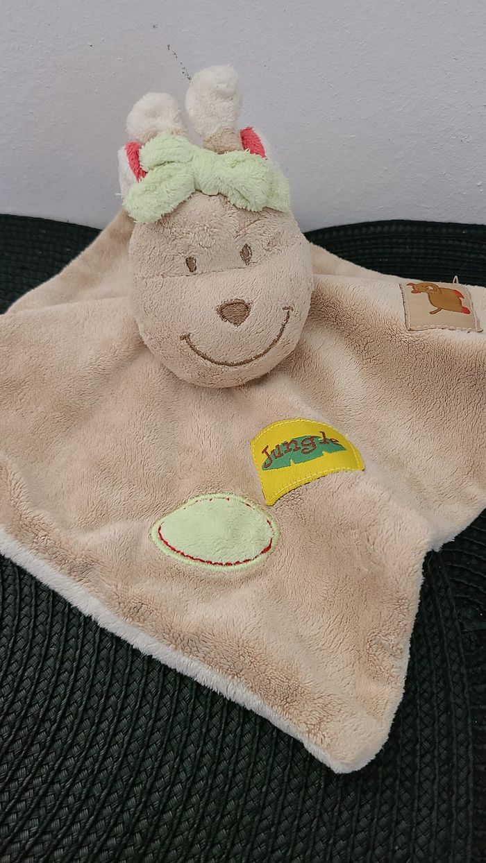 Doudou plat cerf girafe ruban vert jungle BENGY