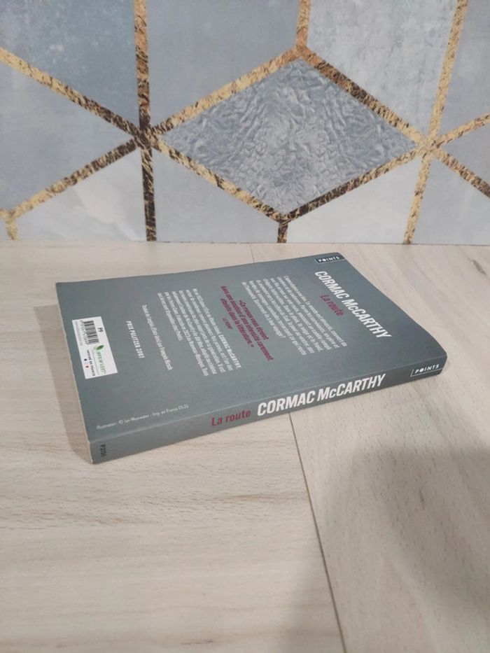 Livre poche la route McCarthy post apocalyptique - photo numéro 3