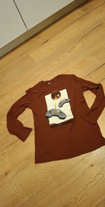 Haut manche longue bordeau garçon 146 / 152 soit 11 / 12 ans zeeman motif manettes de jeux