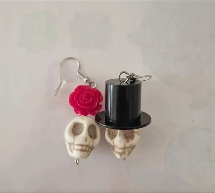Boucles d’oreilles pendantes NEUVES pour femme forme tête de mort, squelette couleurs rouge et noir