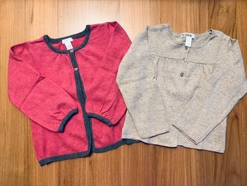 Lot de deux gilets Okaidi en 23 mois