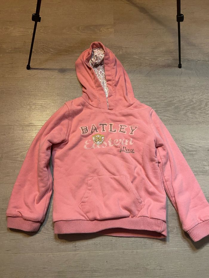 Pull à capuche avec fourrure à l’intérieur avec une poche