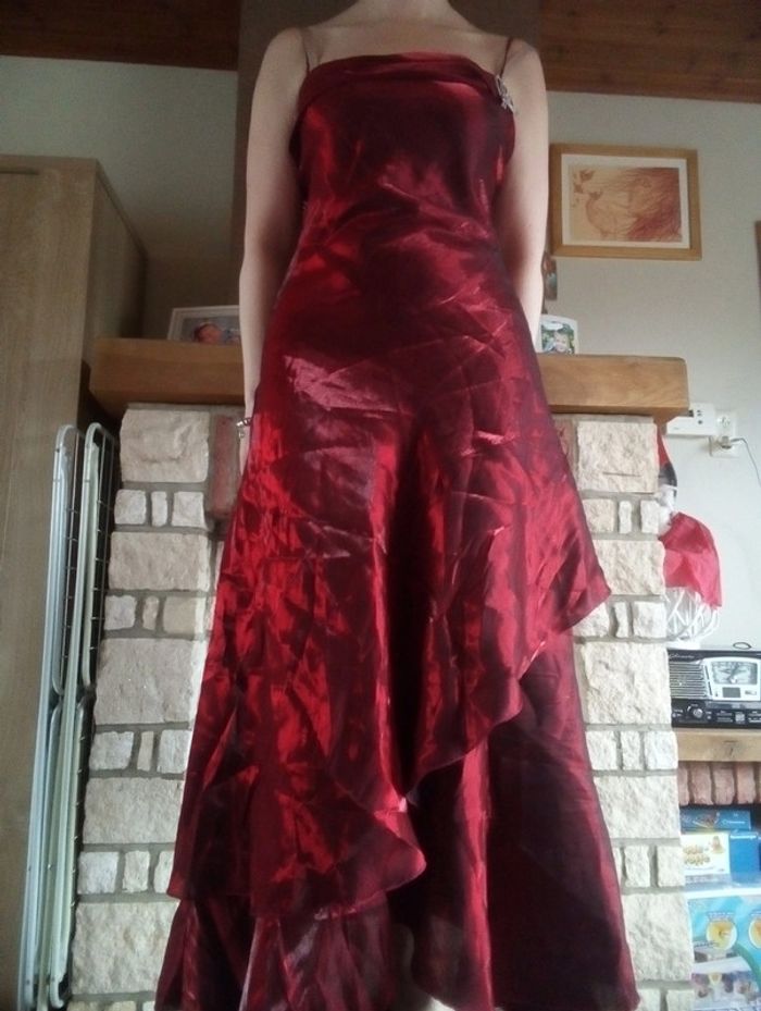 Robe de soirée rouge/reflets noirs + étole
