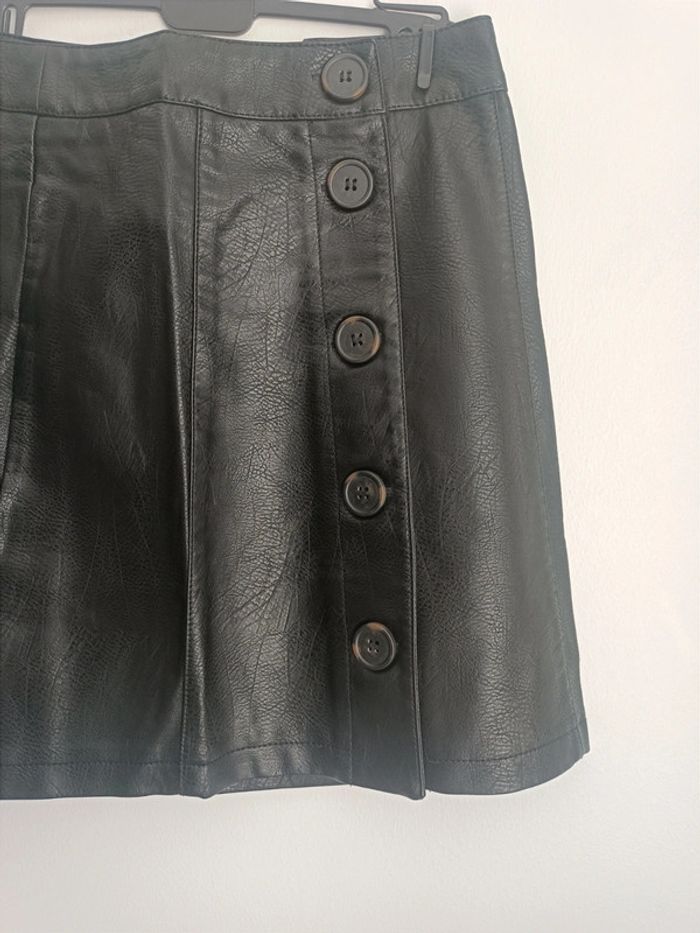 Jupe noire à boutons en simili cuir Taille 34 Pimkie Neuf avec étiquette - photo numéro 2