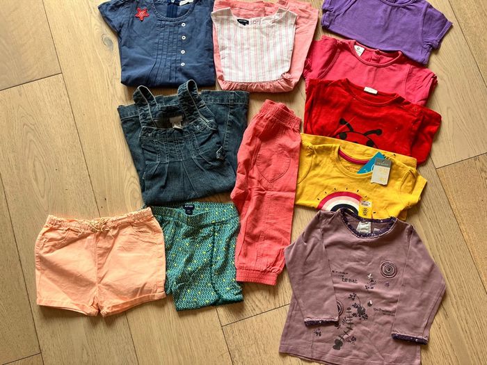 Lot composés de 11 vêtements printemps/été 18 mois