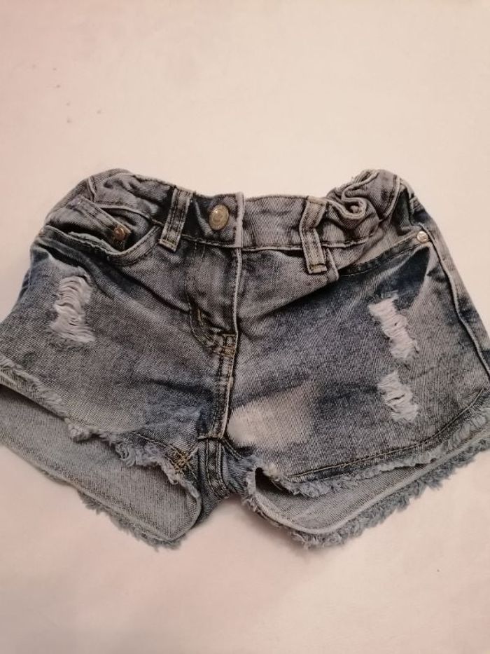 Mini short en jeans comme neuf peu être resserrer
