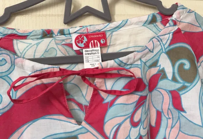 Charmante Blouse avec ses volutes fleuries  T 42 - TBE voile de coton - photo numéro 2
