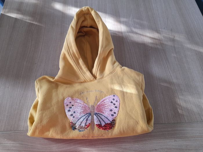 Sweat à capuche jaune 5/ 6 ans