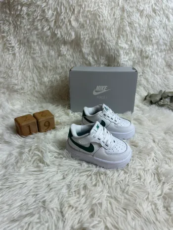Paire de basket Nike blanche et verte taille 19,5