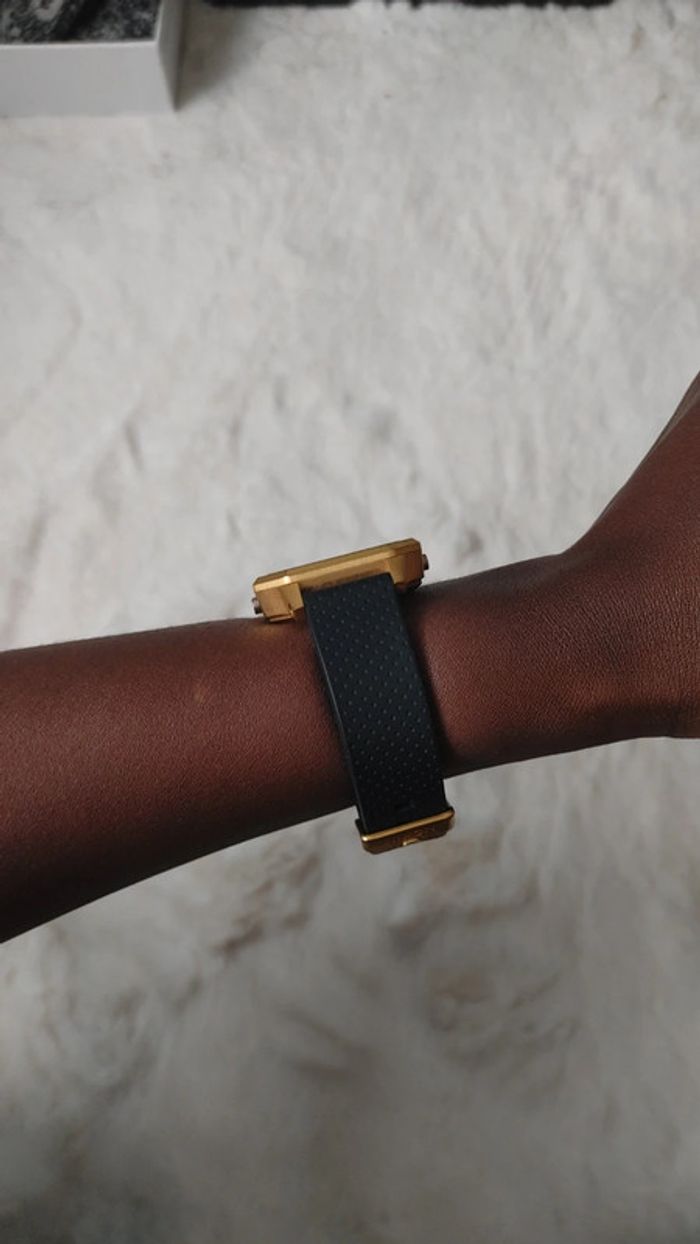 Magnifique montre Nixon en acier inoxydable doré bracelet en silicone noir Leila hurst - photo numéro 2