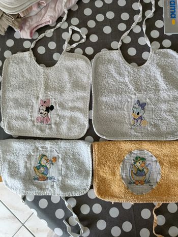 Lot de 4 bavoirs brodés faits mains