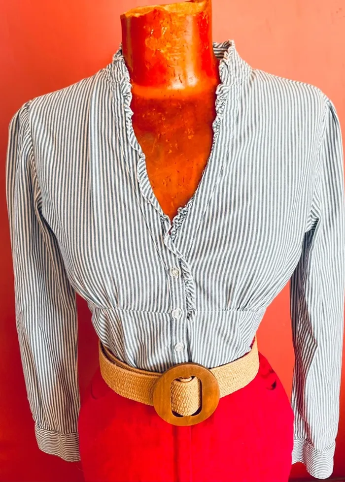 Élégante chemise rayée bleue et blanche - photo numéro 3