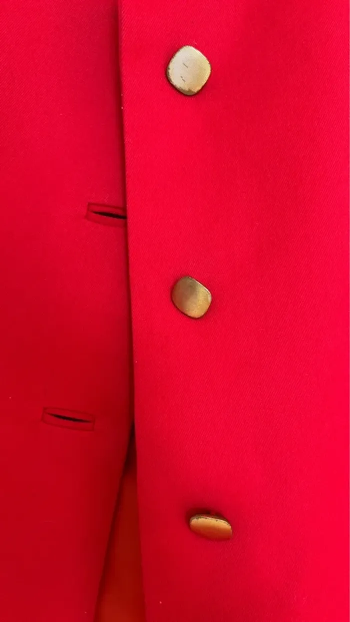 Blazer rouge à boutons dorés - photo numéro 5