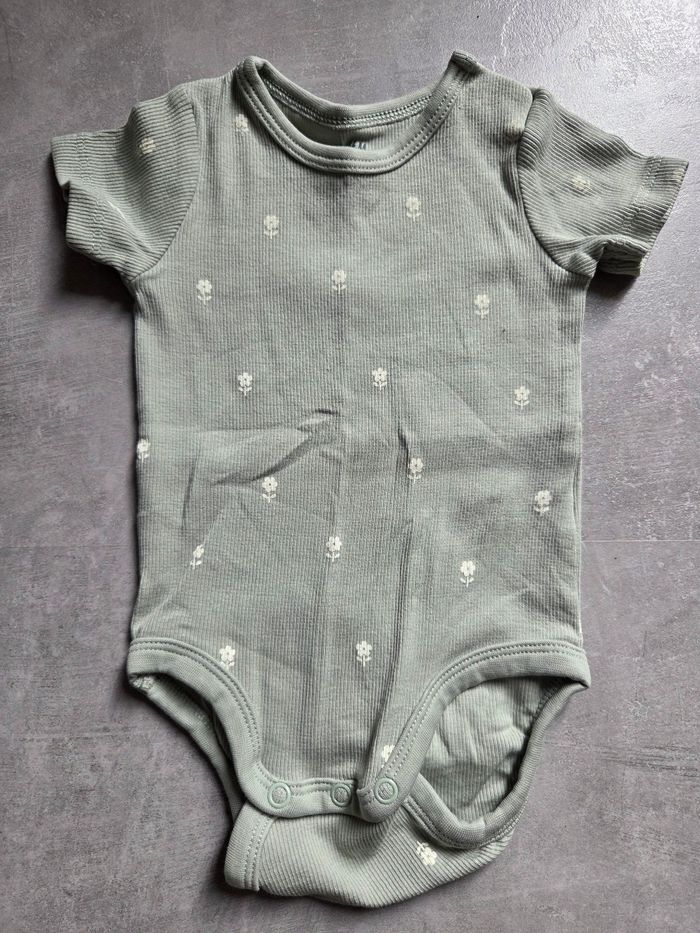 Ensemble bodie MC + legging côtelé h&m 2-4mois - photo numéro 2