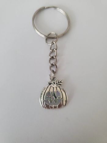 Porte clé argenté en citrouille