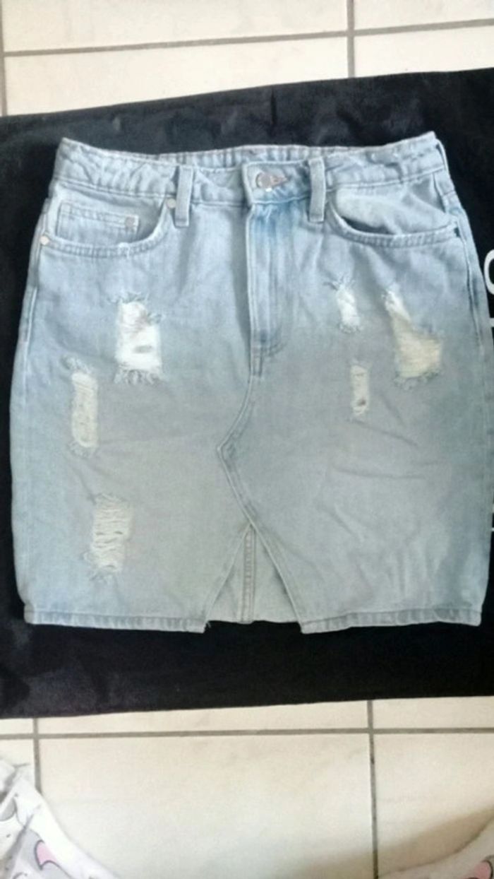 Jupe en jean bleu clair effet déchirer