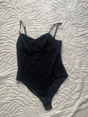 Body noir à bretelles avec top dentelé