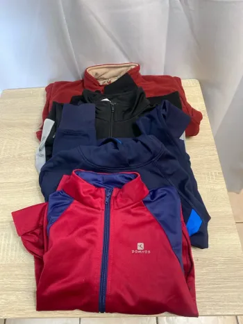 Lot comprenant 3 vestes dont 1 polaire et 1 sweat 6 ans - n1n