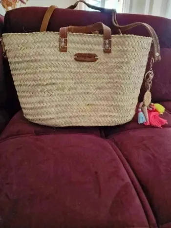 Grand sac en paille tressée - style bohème avec pompons colorés
Vanerra