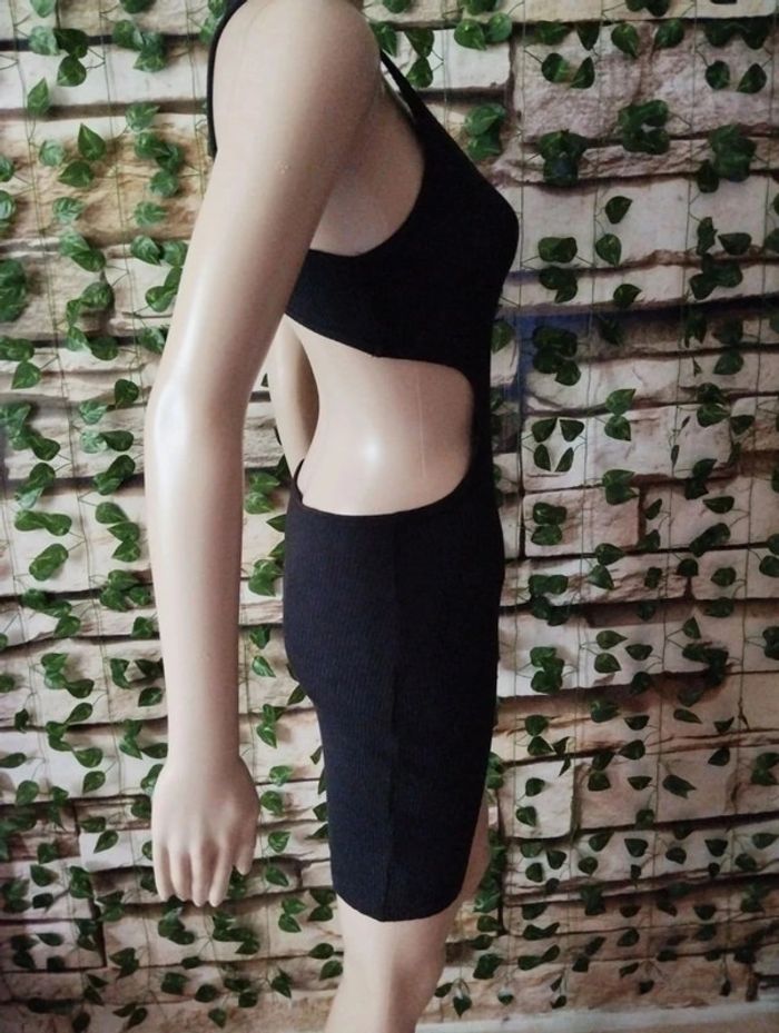 🌸Robe noire ouverte Bershka Taille 34🌸 - photo numéro 2