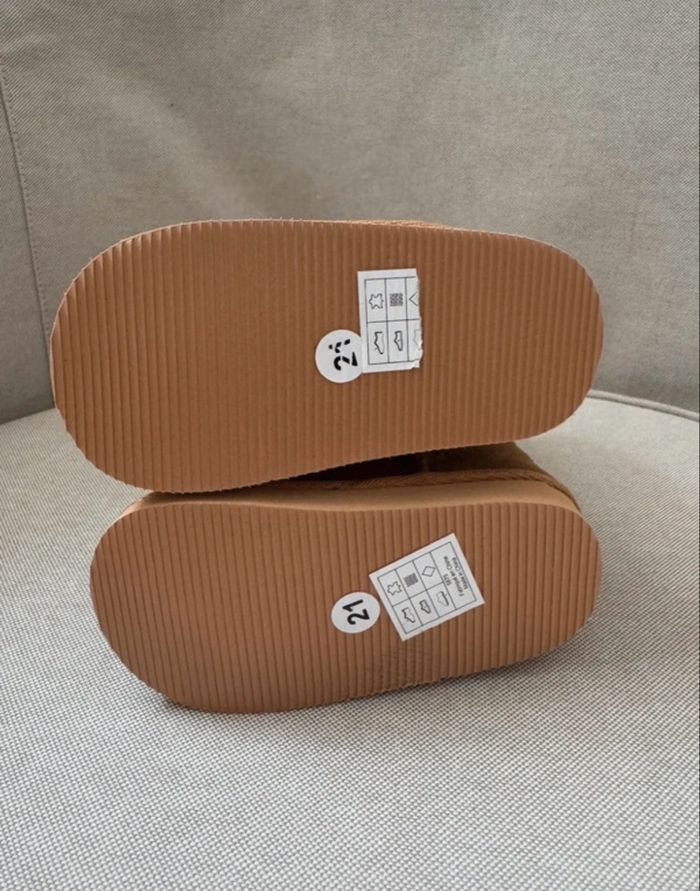 Bottines à fourrure neuves taille 21 - photo numéro 4