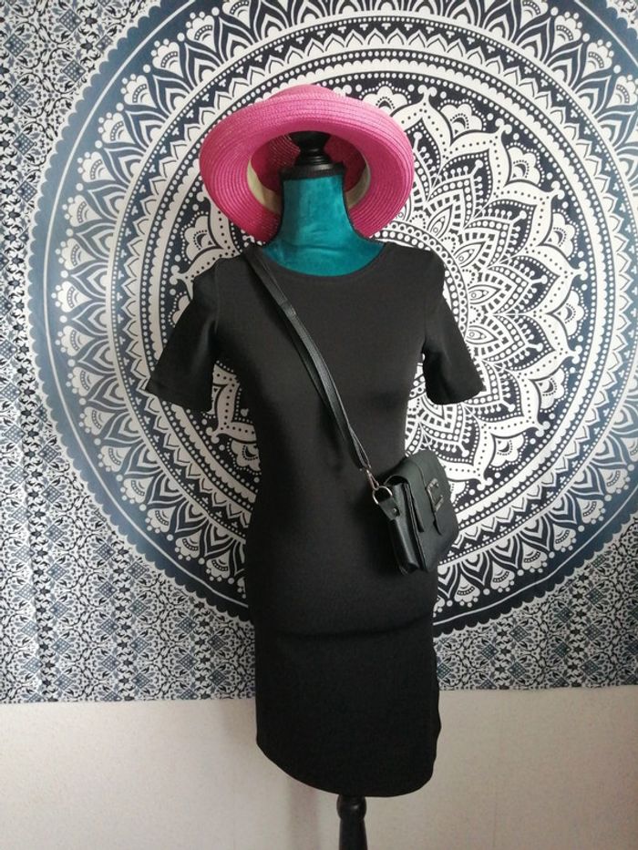 Robe noire moulante manches courtes fente sur le côté / Clp/ (XS)