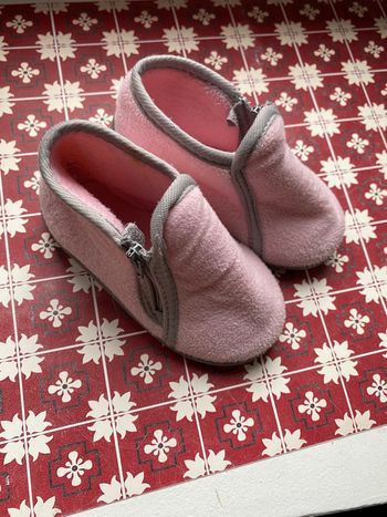 Paire de chaussons fermeture rose bébé 22