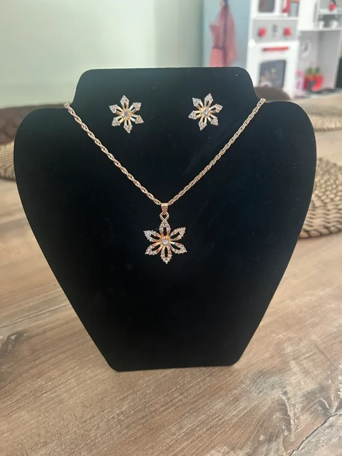 Parure collier + boucles d’oreilles fleurs doré neuve