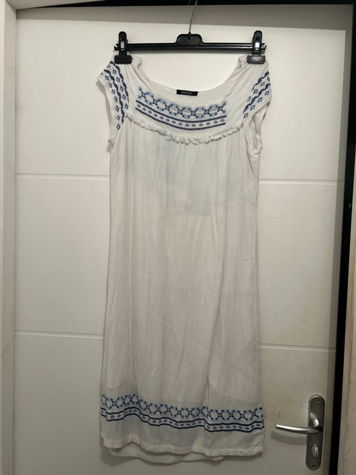 Robe blanche et bleu