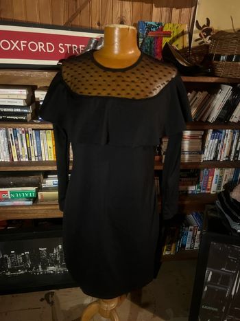 Robe noir volant sur la poitrine transparent