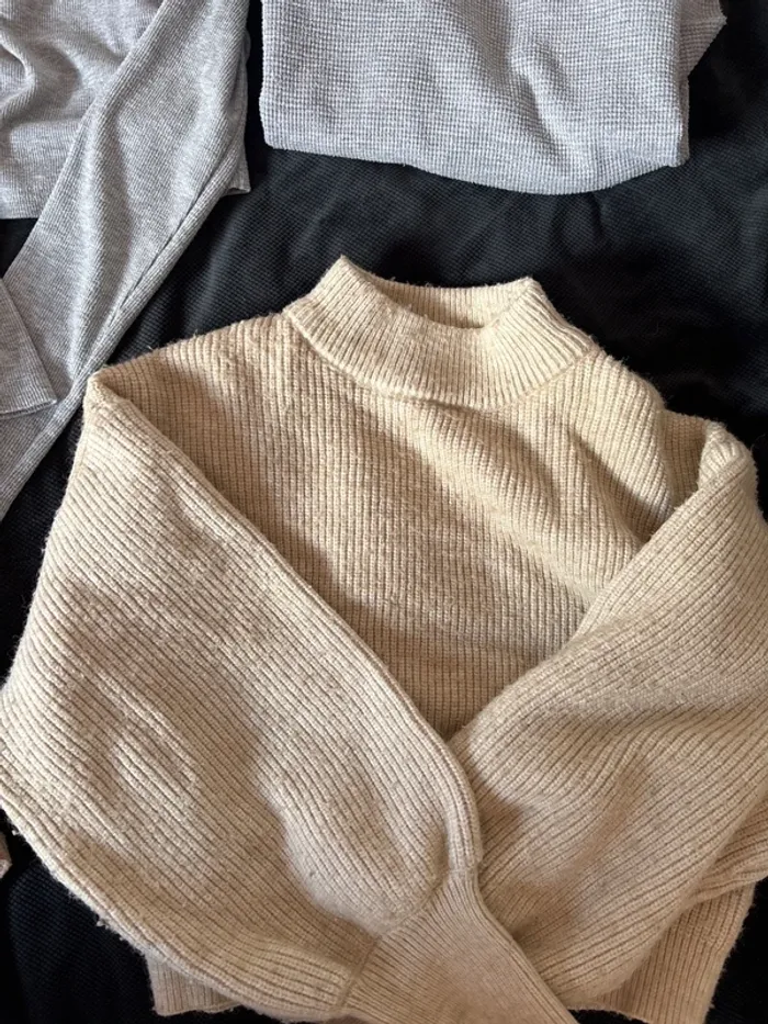 Lot hauts tshirts pull S - photo numéro 5