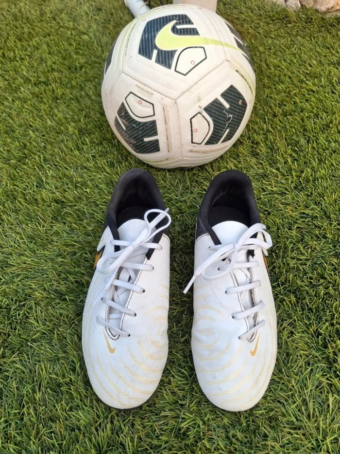 Crampon de foot nike taille 36 - photo numéro 7