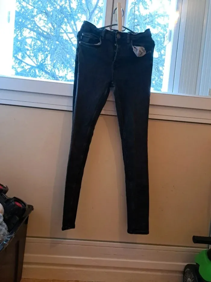 Bizzbee slim noir T36 – Pantalon ajusté, look tendance