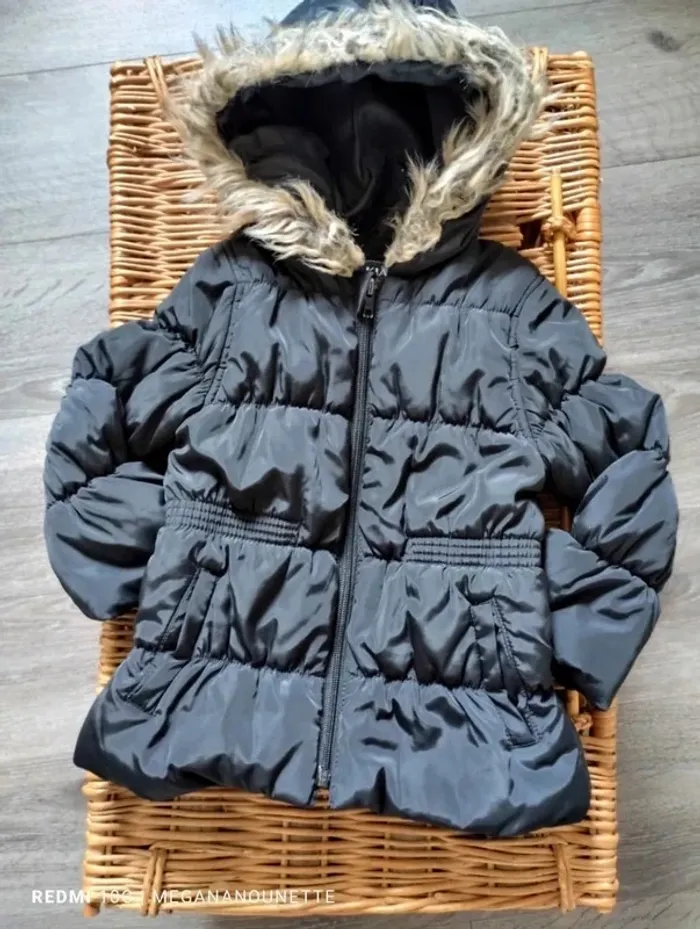 🖤 Parka Noire Matelassée Cintrée – Capuche – Taille 3 Ans – Kiabi – Très Bon État - photo numéro 4