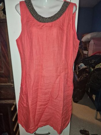 Jolie robe extensible à encolure perlée métallique