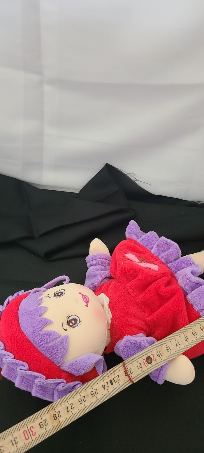Poupée chiffon en robe et chapeau en velours rouge et violet - photo numéro 3