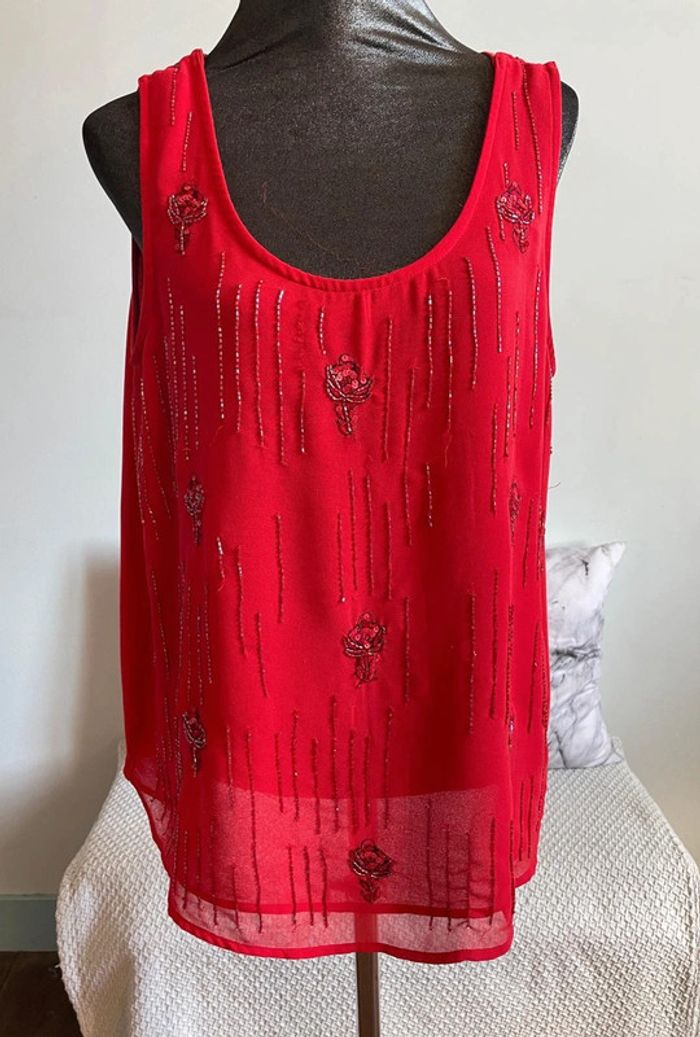Débardeur brodée rouge.